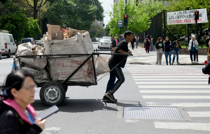 En medio de la crisis, las preocupaciones económicas crecen.