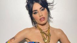 Lali, lookeada para uno de sus shows.
