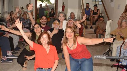 La banda hace shows solidarios para adultos mayores.