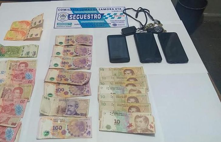 Los celulares con los que cometían las estafas.