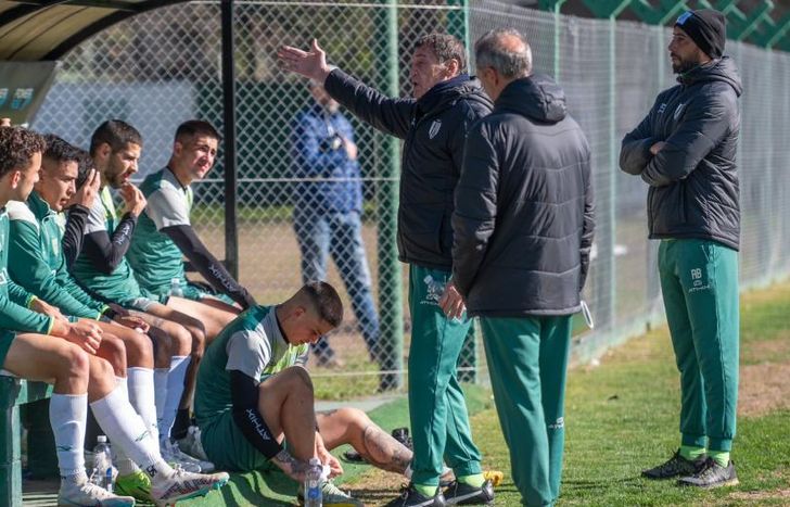 Julio sigue esperando refuerzos.