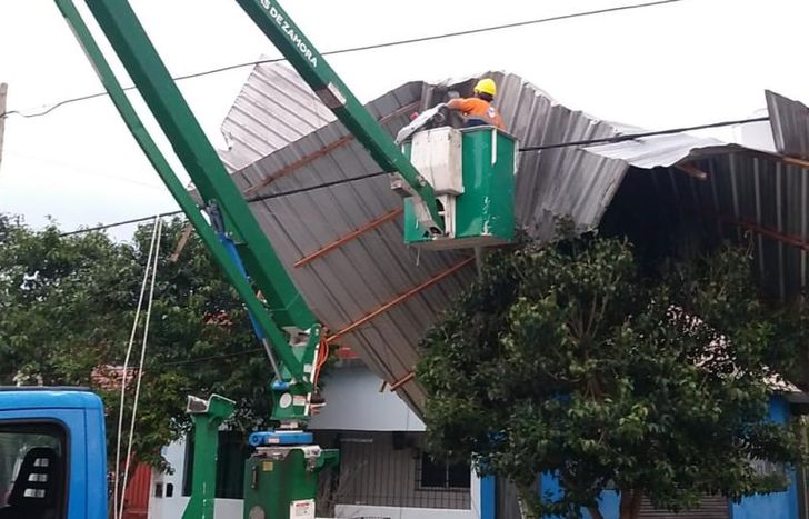 El techo cayó sobre el tendido eléctrico y hubo que desplegar un complejo operativo.