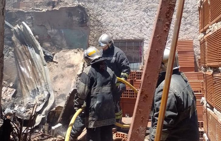 Bomberos de Lomas trabajaron en el lugar.