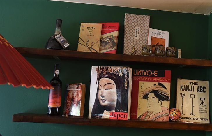 También hay libros, que muchas veces los clientes se llevan para leer.