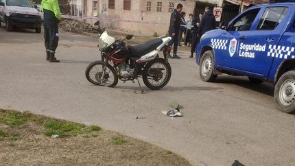 La moto en la que iba el joven fallecido.