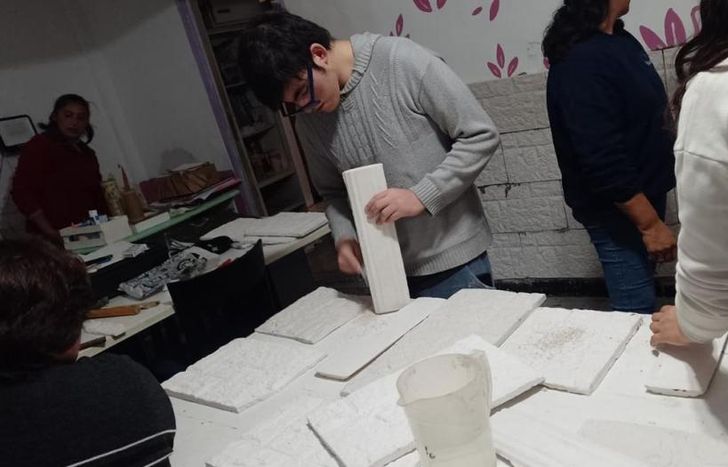 Trabajaron en la capacitación de distintos cursos. Uno de ellos fue el de placas antihumedad.