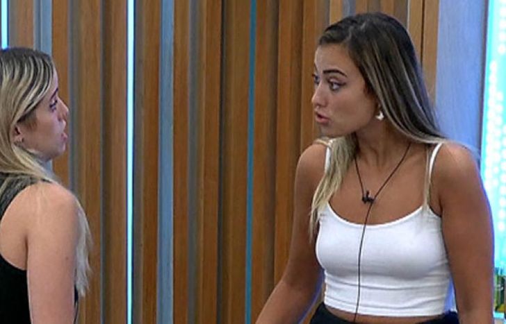 Denisse y Florencia, en plena pelea.