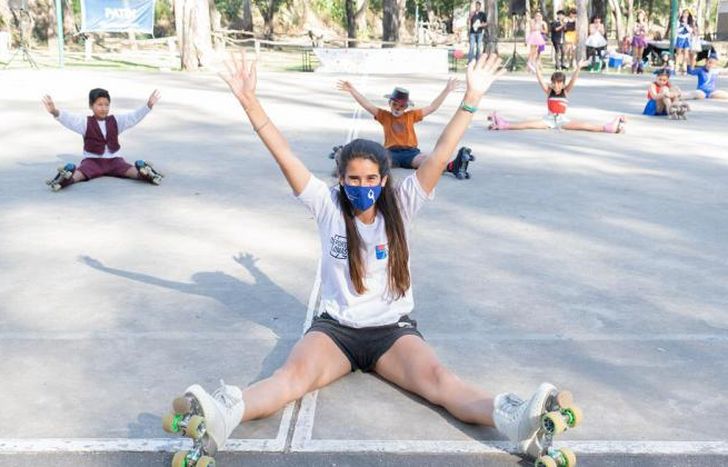 El patín se trasladó a los parques, al aire libre, con protocolos