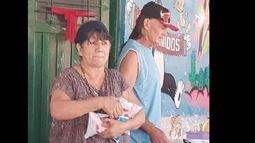 teresa junto a su marido entregando alimentos antes de la pandemia.