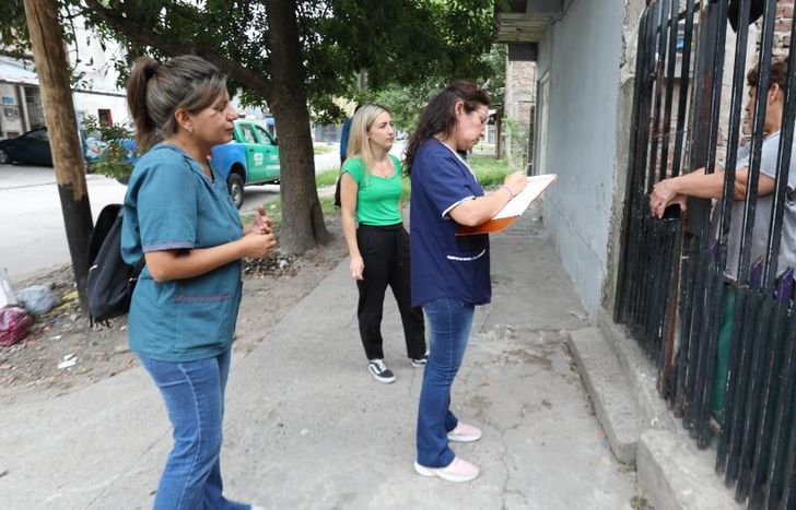 Recorren los barrios para informar  a los vecinos.