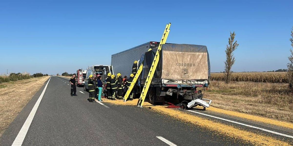Fuerte choque entre dos camiones en la ruta.