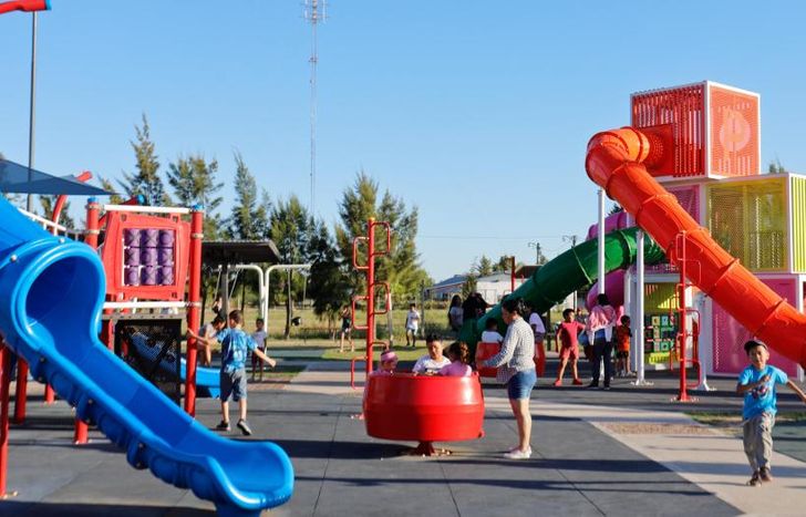 En cada plaza instalaron múltiples juegos para los chicos y chicas.