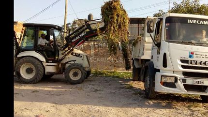 el municipio limpia los margenes de los arroyos y cuencas de lomas