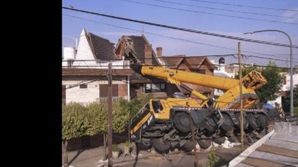 mataderos: evacuaron las casas linderas y cortan la luz para trasladar la grua que cayo sobre un techo