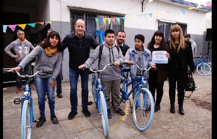 El intendente encabezó el evento en la Escuela N°29. “nos pone muy felices haber entregado las primeras 2 mil bicicletas”, afirmó..