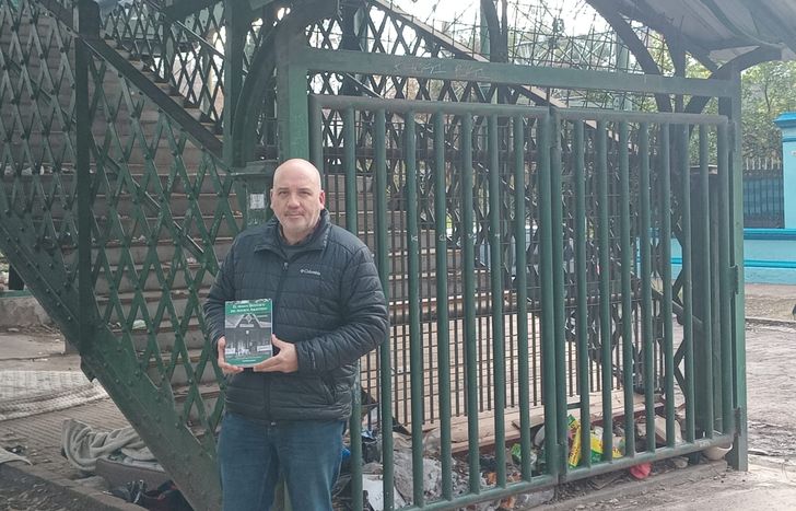 Víctor tiene una quincena de libros de su autoría.