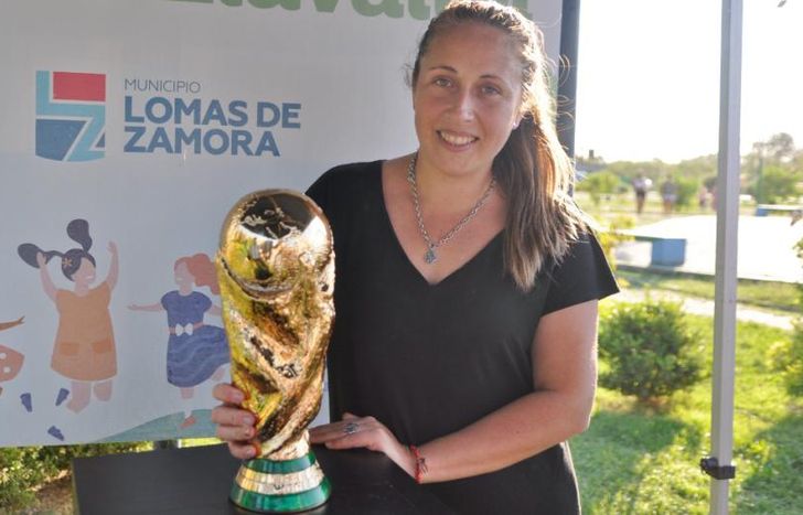 La creadora de la réplica quiso compartir la copa con lo vecinos.