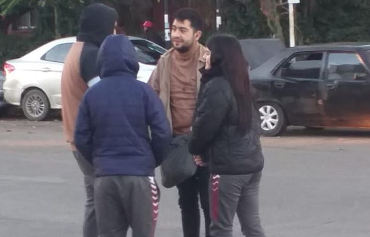 Los chicos salen a la calle para ayudar.