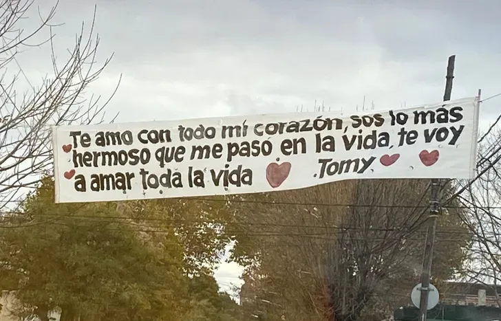 El autor del pasacalle viral de Llavallol aclaró dudas.