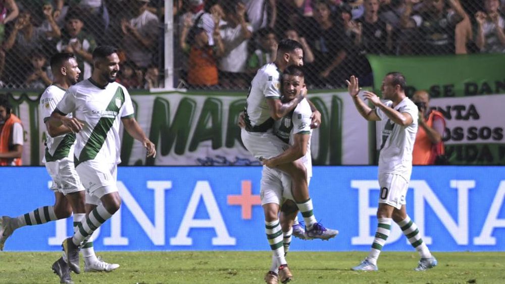 Todos abrazan a Quirós, autor del 1-0 en el Florencio Sola.