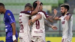 Walter Bou recibe el abrazo de sus compañeros.