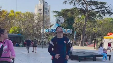 El lomense demostró todo su talento en la Plaza Grigera, ante la atenta mirada de los vecinos de Lomas de Zamora. El lomense demostró todo su talento en la Plaza Grigera, ante la atenta mirada de los vecinos de Lomas de Zamora.