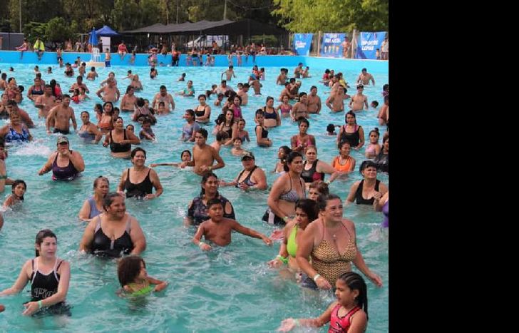 los sábados, a las 15, se dictan clases de aqua zumba para todas las edades.