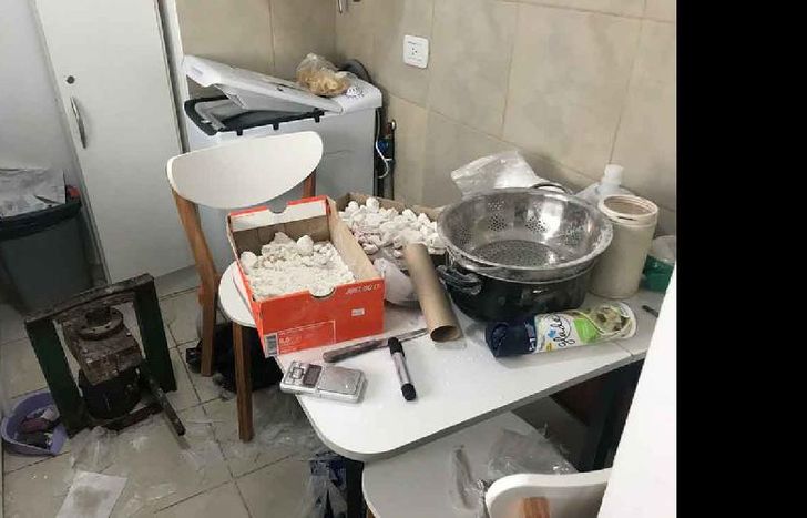 La Policía Bonaerense encontró una cocina de cocaína que los delincuentes tenían en una vivienda.