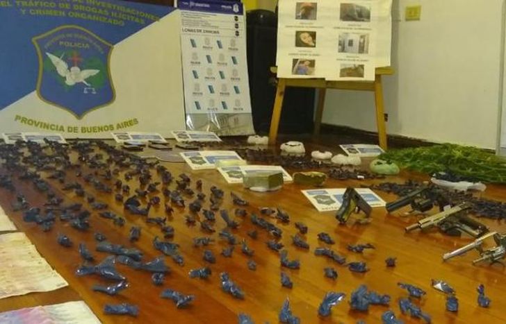 Incautaron armas, dinero en efectivo, celulares y droga.