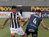 Franco Quinteros encara a Gabriel Carrasco.