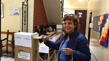 Patricia al momento de ejercer su voto y cumplir con su deber cívico.