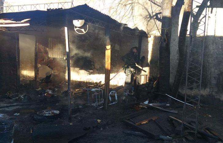 El depósito quedó en ruinas por el fuego.