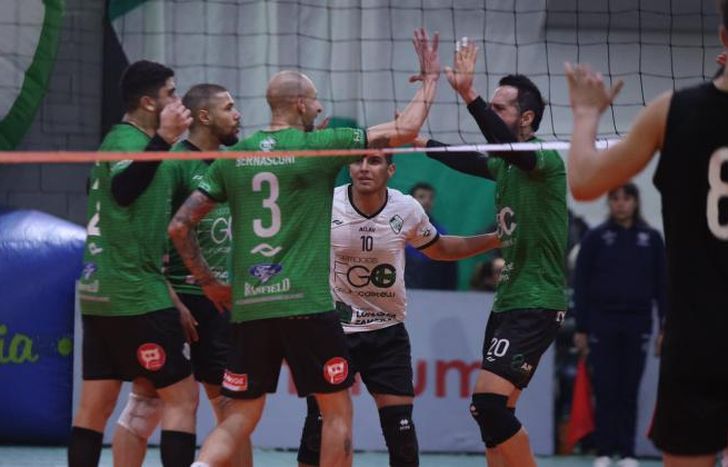 Defensores se puso arriba en una de las semifinales.