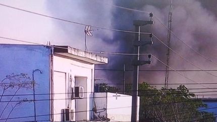 La humareda pudo verse desde varias cuadras a la redonda.