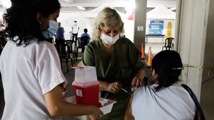 Hay 10 postas de vacunación funcionando en la ciudad.