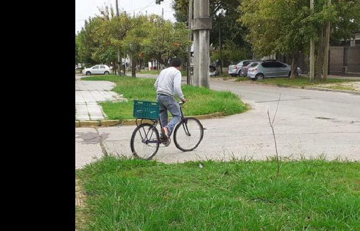Diego, en la calle, con su bici.