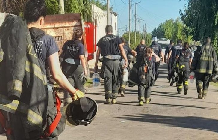 La imagen de los bomberos volviendo de un incendio.