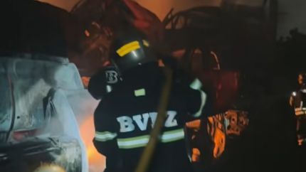Los Bomberos de Lomas de Zamora trabajaron para apagar el incendio.