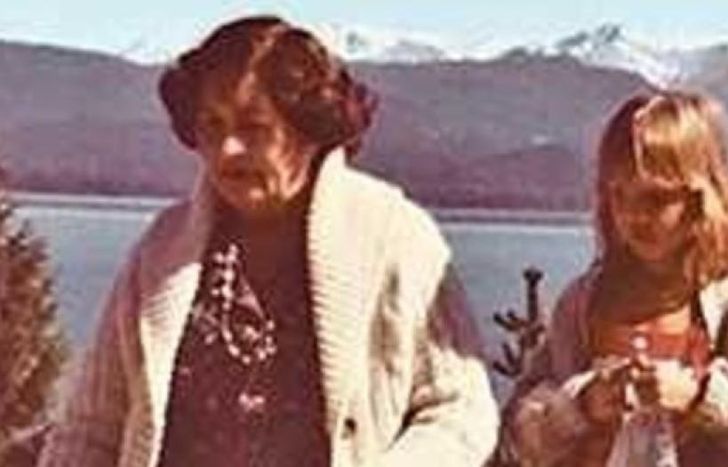 Carla, en su niñez con su abuela.