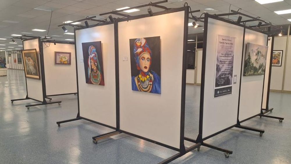 Los cuadros ya están colgados, a la espera de ser disfrutados por cientos de vecinos.