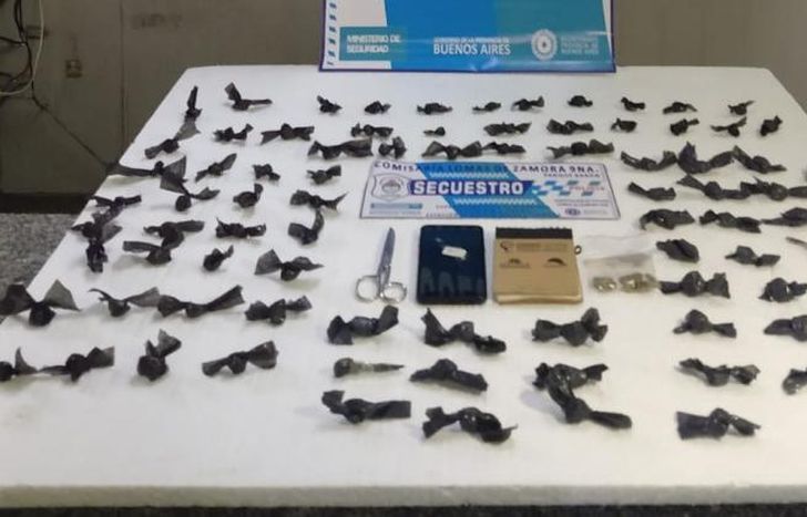 Incautaron cerca de 90 envoltorios con marihuana.