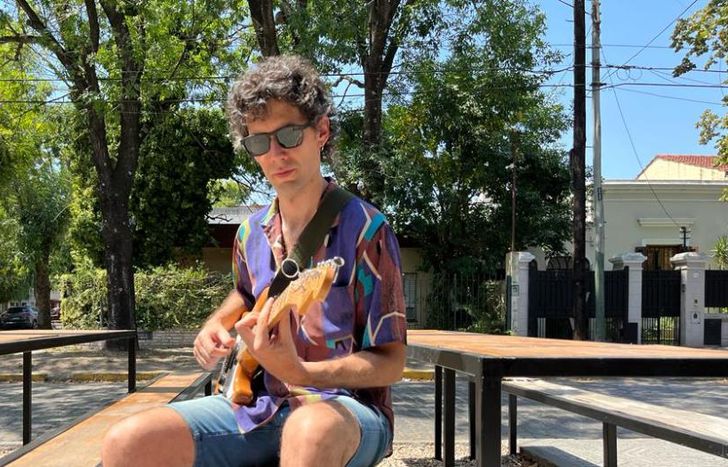 Lanza su primer disco en solitario.