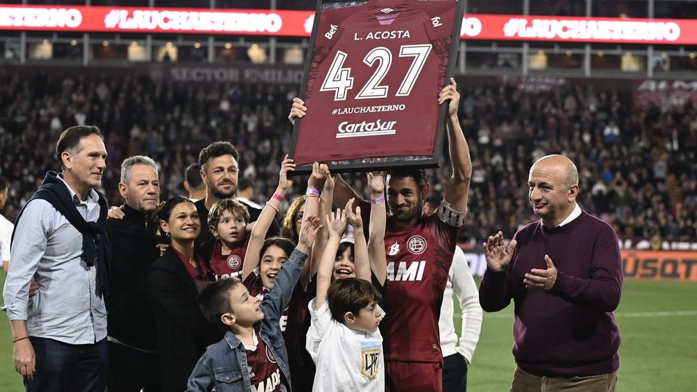 Lautaro Acosta, el jugador con más presencias en la historia de Lanús.