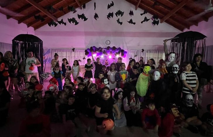 Más de 100 personas festejaron en Barrio Odisa de Lomas.