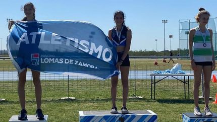 Una vez más, la bandera del Atletismo de Lomas en lo más alto.