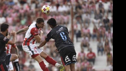 Enzo Ortiz y Pablo Vegetti en un duelo aéreo. Gran triunfo del Tricolor en Córdoba.