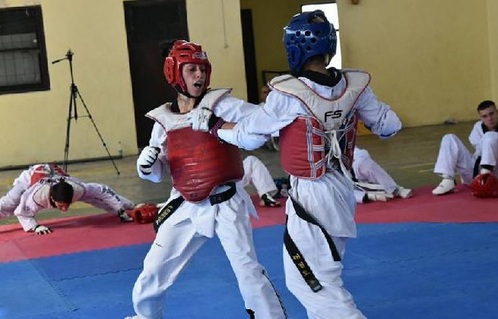 Romachuk hizo carrera a nivel nacional e internacional en el taekwondo.