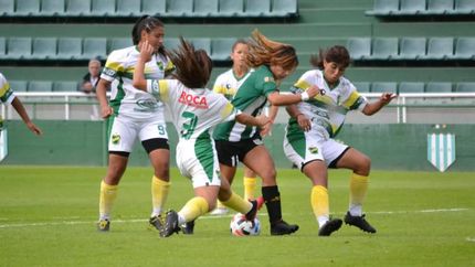 Tamara Villamayor intenta pasar entre varias piernas rivales.