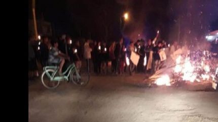 un jubilado mato a un delincuente y los vecinos le hicieron un escrache