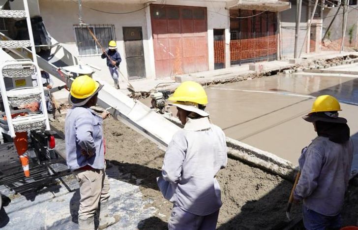Pavimentan calles y construyen una red de desagües.